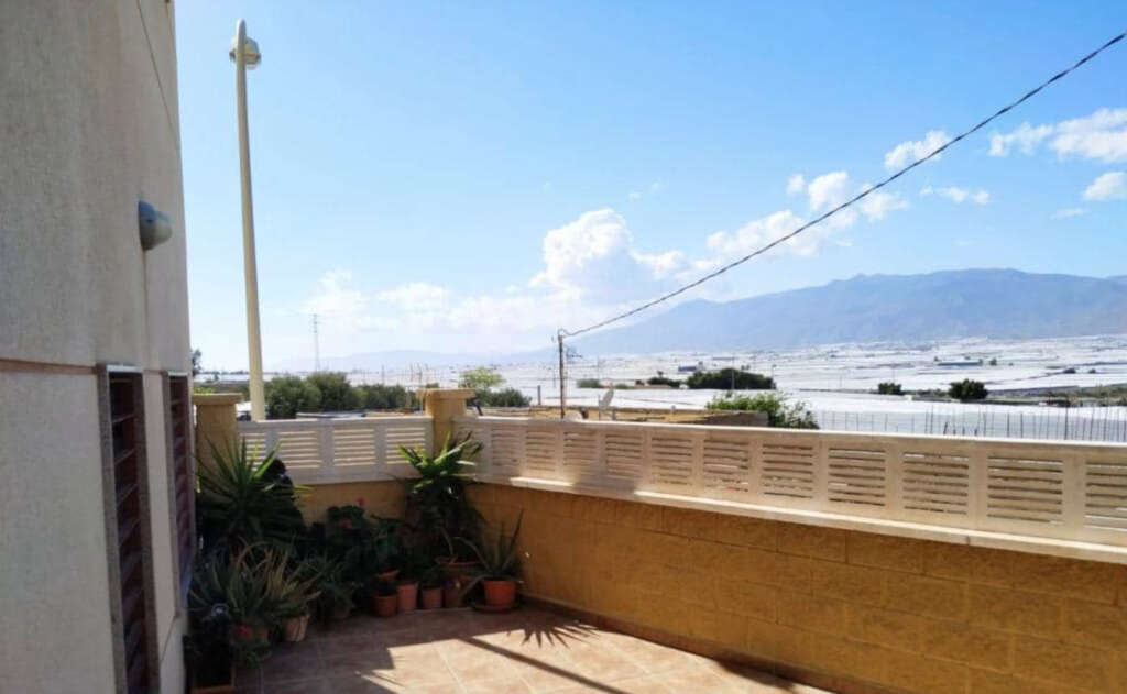 La vivienda de Roquetas de Mar cuenta con salón-comedor, cocina, dos dormitorios, un baño y terraza. Foto BBVA - Haya Inmobiliaria.