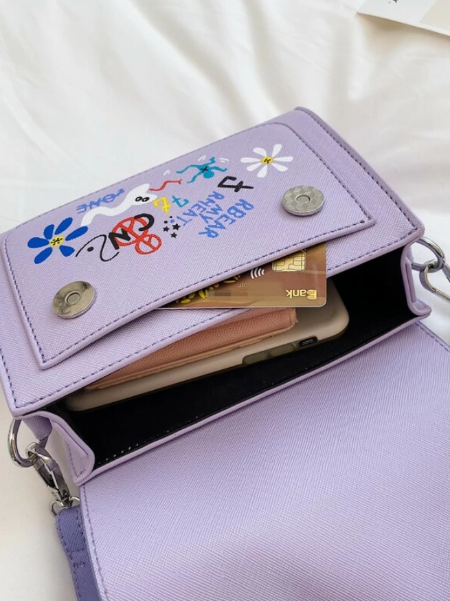 El bolso bandolera estilo urbano de Shein en tono violeta con dibujos