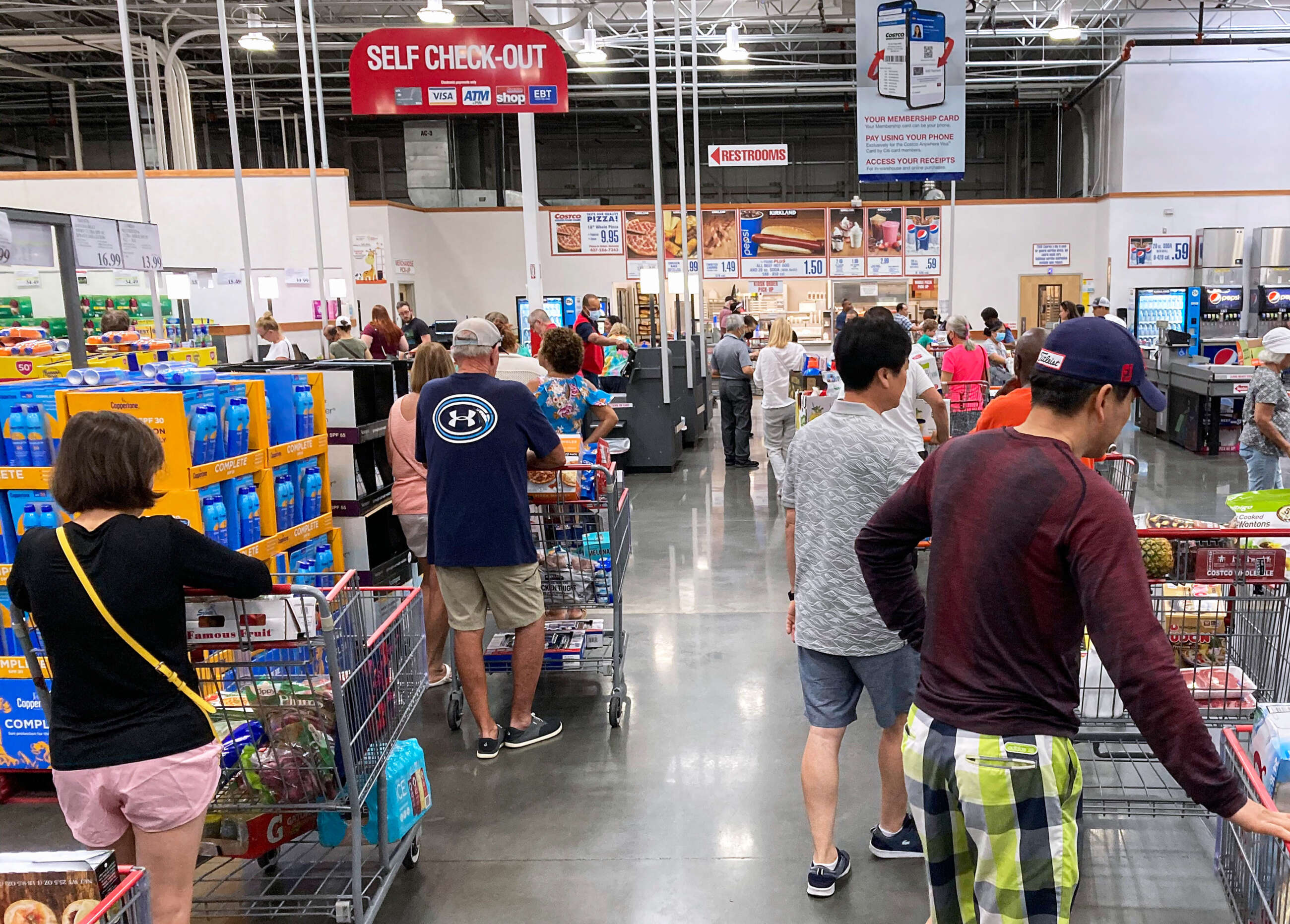 Varias personas esperan su turno en la cola de la caja de un supermercado Costco