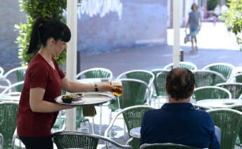 GRA136. VALLADOLID, 04/07/2016.- Una camarera sirve una consumición esta mañana en una terraza de Valladolid, en el día en el que el Ministerio de Empleo y Seguridad Social, ha anunciado que Castilla y León, con una disminución en junio del paro del 5,15%, fue la cuarta comunidad autónoma en descenso relativo en el número de parados registrado en el servicios público de empleo, por detrás de Baleares, Cantabria y Galicia. EFE/NACHO GALLEGO