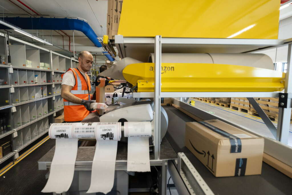 Los empleados habrán de encargarse de la recogida de productos. Foto: EFE.