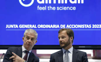 El presidente y consejero delegado de la empresa farmacéutica Almirall, Carlos Gallardo, junto al secretario del Consejo de Administración, Daniel Ripley. EFE/Andreu Dalmau