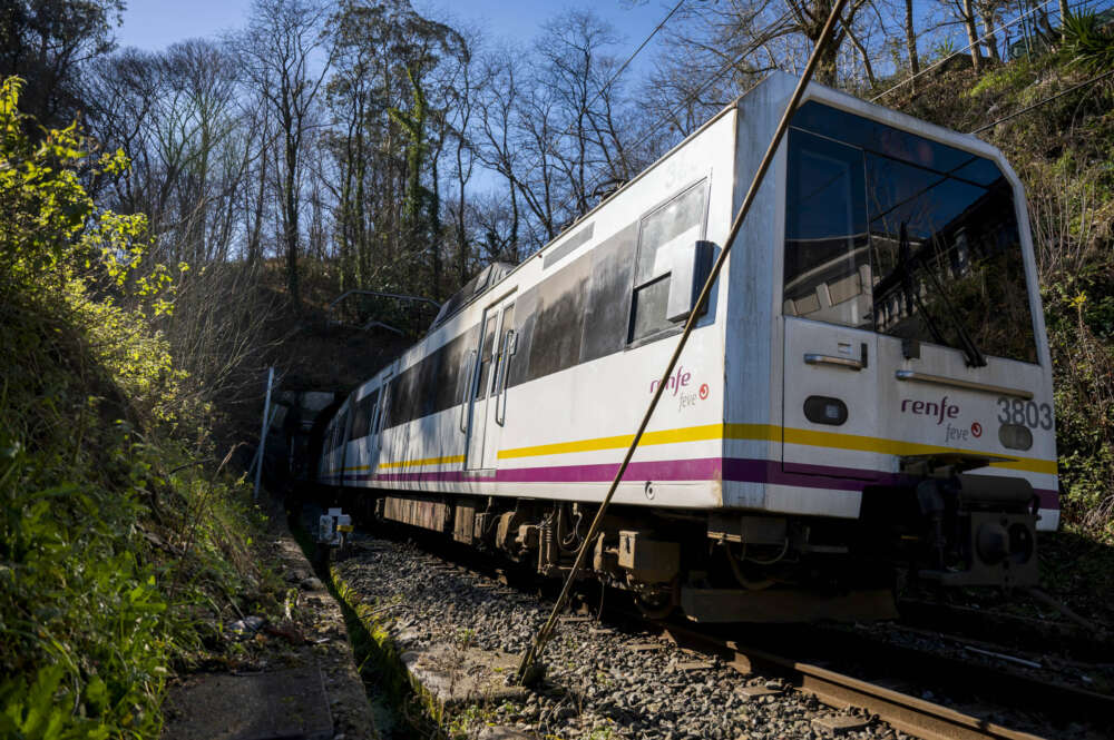 VIRGEN DE LA PEÑA (CANTABRIA), 08/02/2023.- Un tren de cercanías llega a la estación de la localidad cántabra de Virgen de la Peña. El secretario general de Infraestructuras, Xavier Flores, se reunirá este miércoles, en Santander, junto a representantes de Renfe y Adif, con los gobiernos de Cantabria y de Asturias para hablar de los trenes de cercanías cuyos proyectos tienen que modificarse por errores en su diseño, lo que retrasará su ejecución. La ministra de Transportes, Movilidad y Agenda Urbana, Raquel Sánchez, ha insistido este miércoles en que "se van a dirimir las responsabilidades correspondientes, una a una, hasta sus últimas consecuencias" por el error en la contratación de trenes de Cercanías que no caben en los túneles de Cantabria y Asturias. EFE/Pedro Puente Hoyos