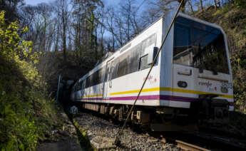 VIRGEN DE LA PEÑA (CANTABRIA), 08/02/2023.- Un tren de cercanías llega a la estación de la localidad cántabra de Virgen de la Peña. El secretario general de Infraestructuras, Xavier Flores, se reunirá este miércoles, en Santander, junto a representantes de Renfe y Adif, con los gobiernos de Cantabria y de Asturias para hablar de los trenes de cercanías cuyos proyectos tienen que modificarse por errores en su diseño, lo que retrasará su ejecución. La ministra de Transportes, Movilidad y Agenda Urbana, Raquel Sánchez, ha insistido este miércoles en que "se van a dirimir las responsabilidades correspondientes, una a una, hasta sus últimas consecuencias" por el error en la contratación de trenes de Cercanías que no caben en los túneles de Cantabria y Asturias. EFE/Pedro Puente Hoyos