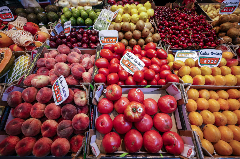 Vista de una frutería en el Mercado Maravillas de Madrid. EFE/ Javier Lizon