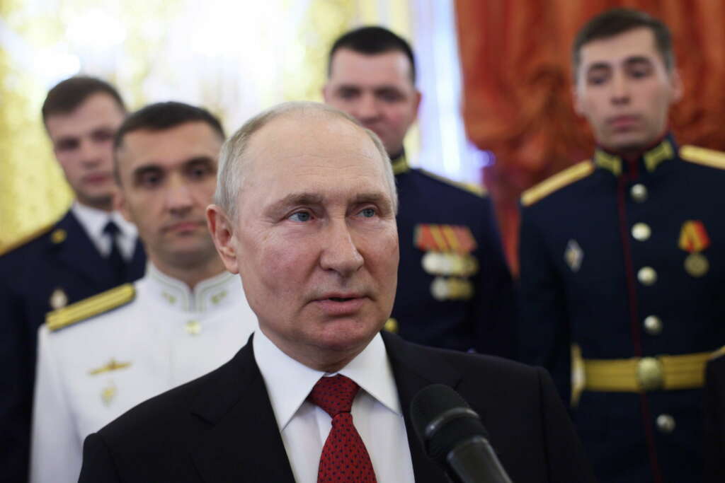 El presidente ruso, Vladimir Putin, habla durante una reunión con graduados de las instituciones militares de educación superior del país en el Kremlin en Moscú. EFE/EPA/GAVRIIL GRIGOROV/SPUTNIK/KREMLIN POOL 