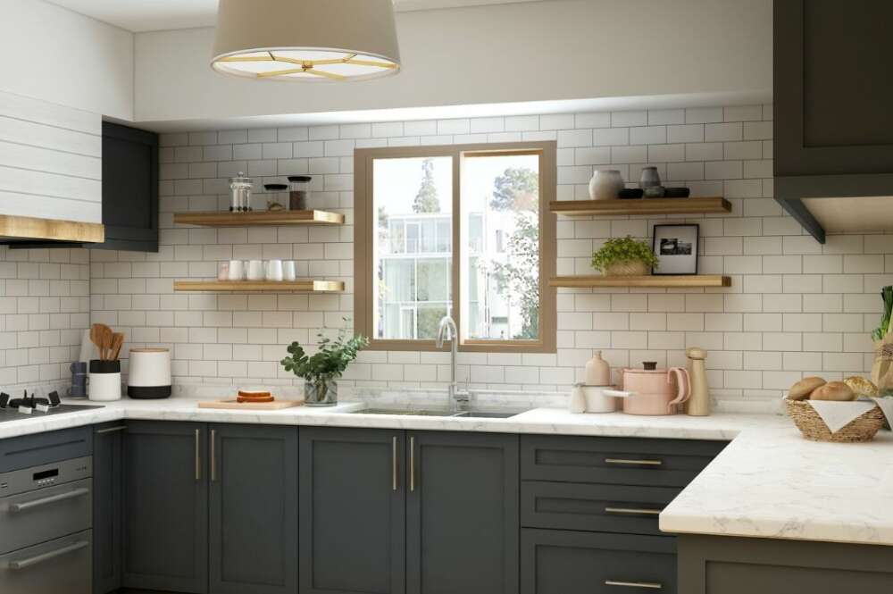 Cocina con estantes.