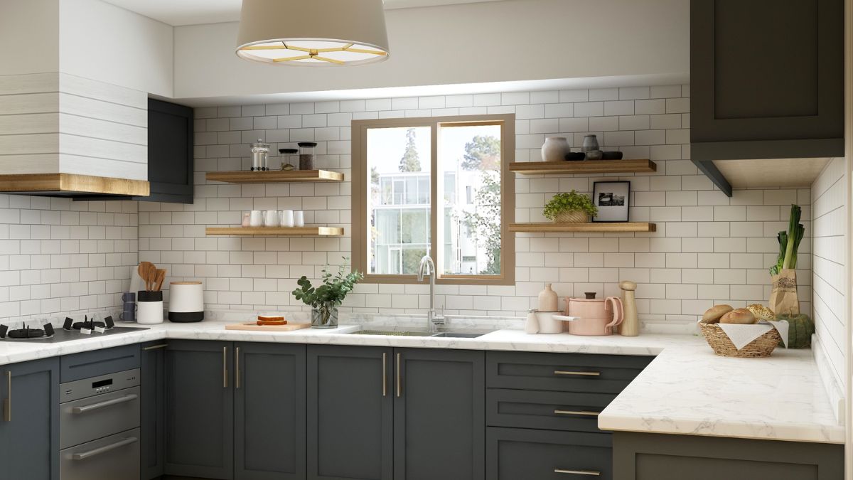 Cocina con estantes.