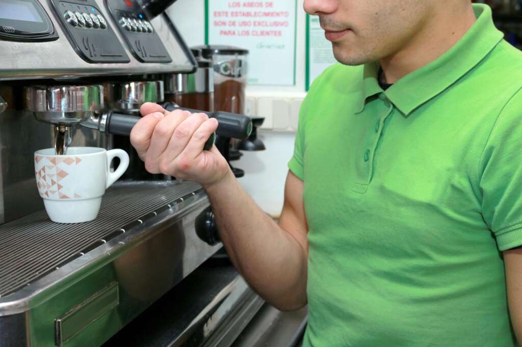Un camarero sirve un café. Foto: Pixabay