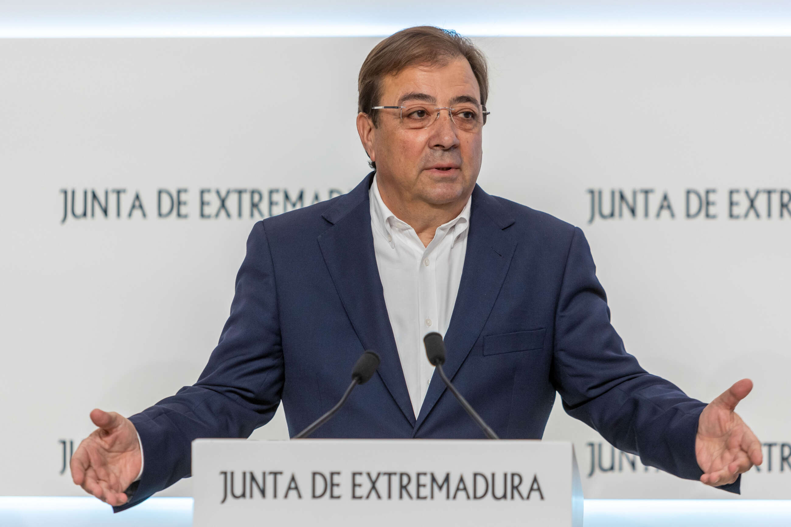 GRAF9199. MÉRIDA, 16/06/2023.-El presidente de la Junta de Extremadura en funciones, Guillermo Fernández Vara, en una rueda de prensa, este viernes. EFE/ Jero Morales
