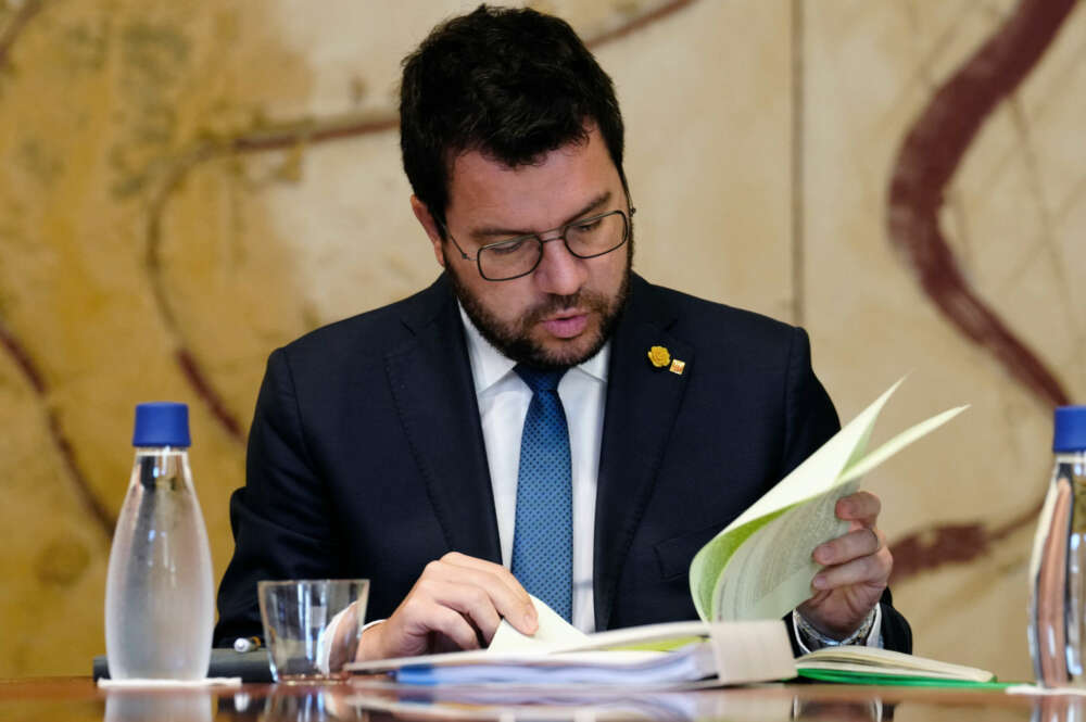 GRAFCAT1289. BARCELONA, 06/06/2023.- El presidente de la Generalitat, Pere Aragonés, este martes durante la reunión semanal del gobierno catalán, que se celebra mientras los los antiguos socios de coalición, ERC y JxCat, estudian un acuerdo programático para las elecciones generales del 23J. EFE/Enric Fontcuberta