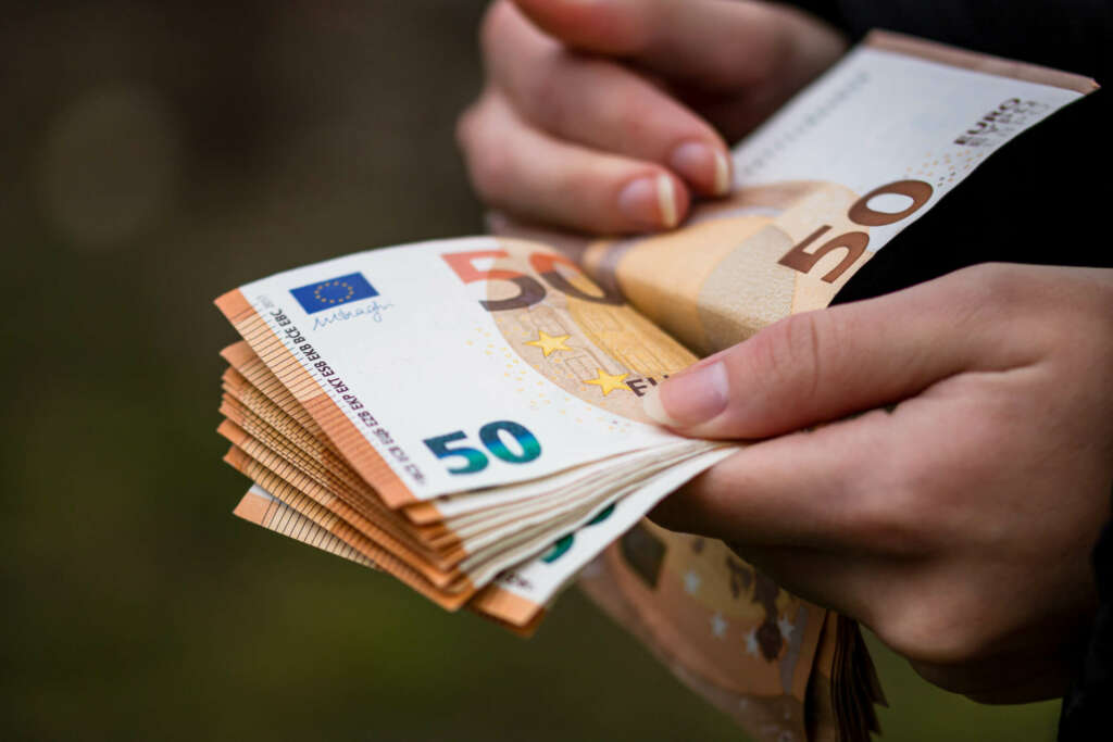 Los clientes reciben 30 euros mensuales a lo largo de todo un año. Foto: Wirestock - Freepik. 