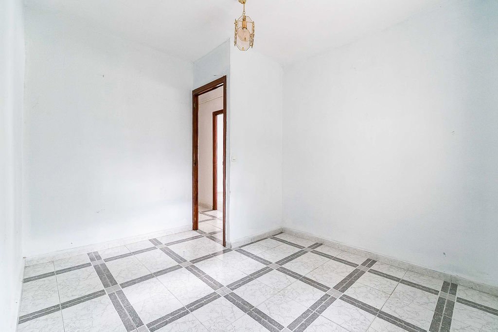 La vivienda que se vende en Málaga por 47.800 euros tiene tres dormitorios. Foto: Solvia.