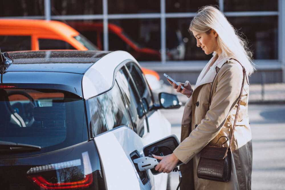 ¿Cuánto cuesta cargar un coche eléctrico en España? Aquí tienes todas las opciones. Foto: Envato