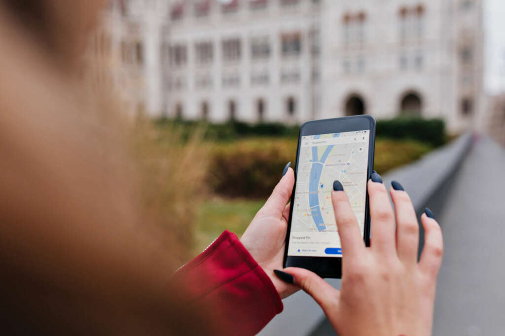 A través de la nueva función se puede seguir la ruta desde la pantalla de bloqueo del dispositivo o desde la vista general de la ruta del viajes. Foto: Lookstudio - Freepik.