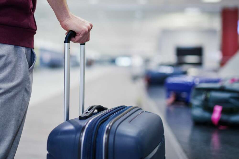 Pasajero en el aeropuerto en la facturación de maletas.