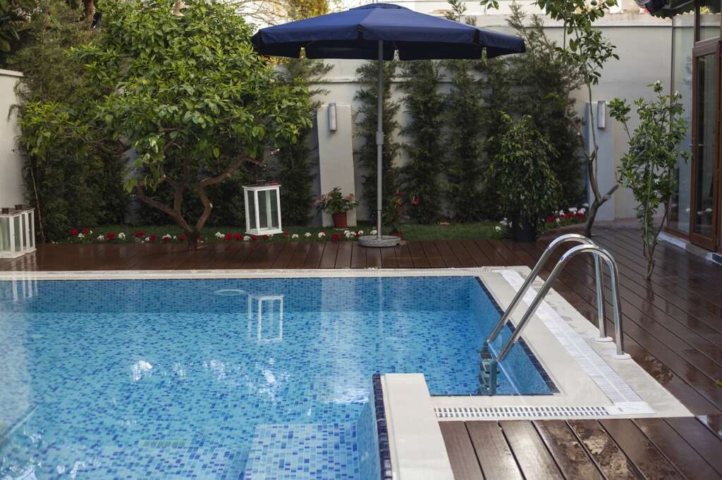 Los propietarios podrían prohibir a los morosos el uso de las zona comunes como la terraza o la piscina. Foto: Pixabay.
