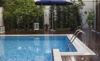 Los propietarios podrían prohibir a los morosos el uso de las zona comunes como la terraza o la piscina. Foto: Pixabay.