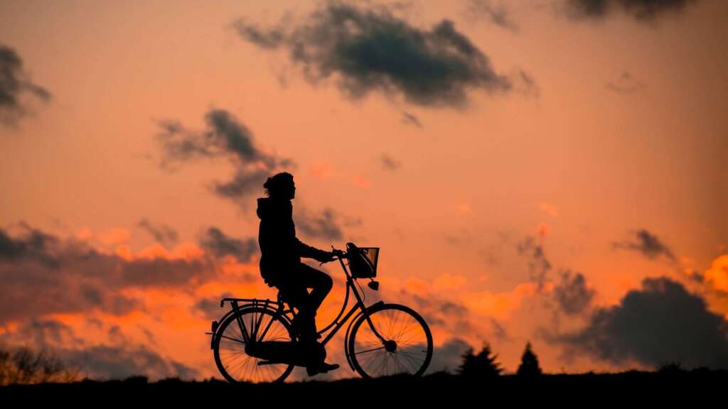 Los ciclistas que circulan de noche se enfrentan a una multa de 200 euros. Foto: Pixabay.
