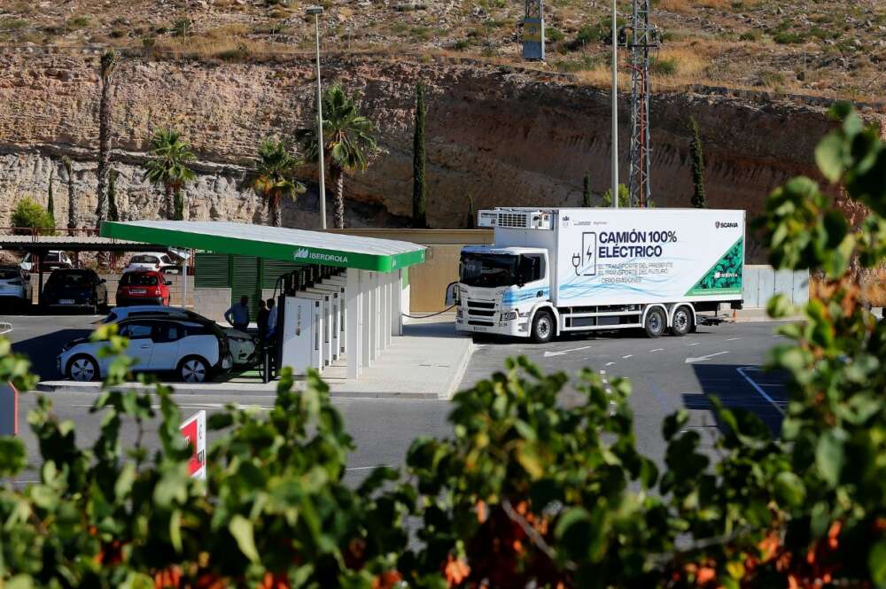 Un camión eléctrico de Disfrimur en un punto de recarga de camiones eléctricos de Iberdrola. Foto: Disfrimur