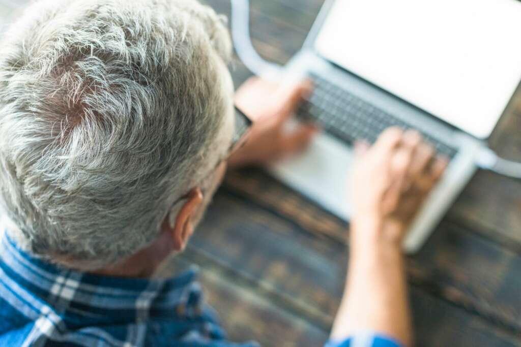 Cualquier cambio en la situación personal del pensionista debe ser notificado a la Seguridad Social. Foto: Freepik