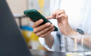 Los ciberdelincuentes tienen acceso a todas las credenciales que el usuario verifique a través de su dispositivo móvil. Foto: Freepik.