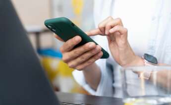 Los ciberdelincuentes tienen acceso a todas las credenciales que el usuario verifique a través de su dispositivo móvil. Foto: Freepik.