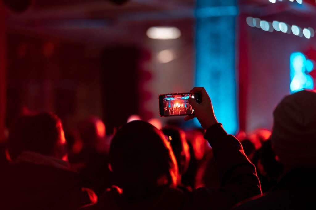 La organización asegura que se mantendrán los conciertos del 9 y 10 de junio. Foto: Teksomolika - Freepik.