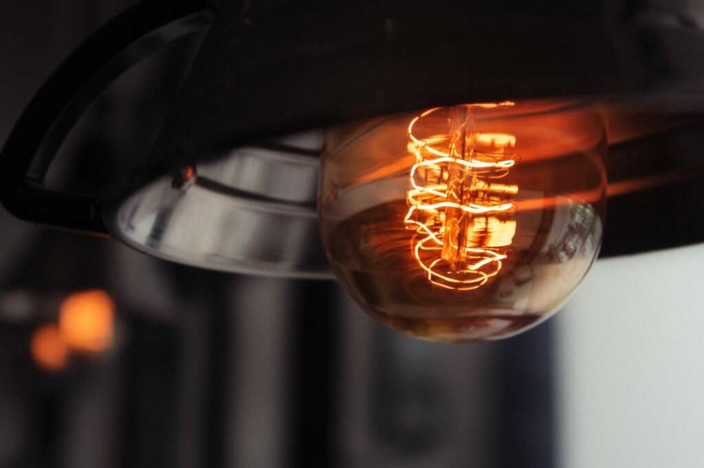El Gobierno rebajó el IVA de la factura de la luz hasta el 5%. Foto: Wirestock - Freepik.
