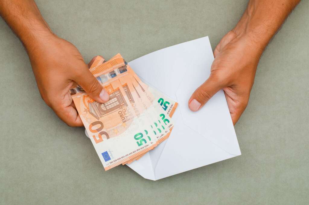 Una forma de ahorrar es repartir el dinero en sobres según los gastos. Foto: 8photo - Freepik.