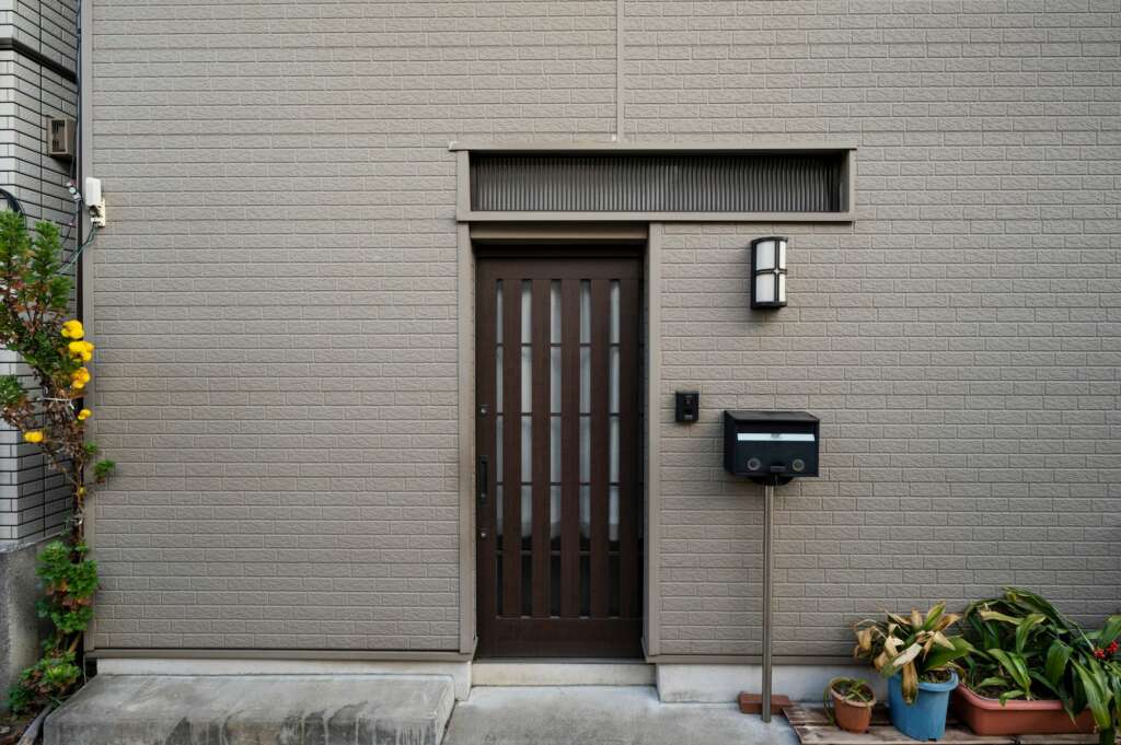 La Policia Nacional recomienda revisar el marco de la puerta de entrada a la vivienda. Foto: Freepik.