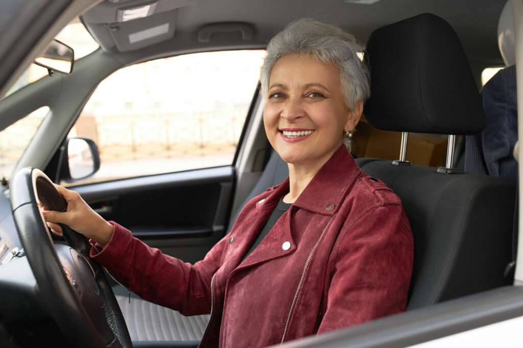 En España no existe límite de edad para conducir. Carnet. Foto: Freepik