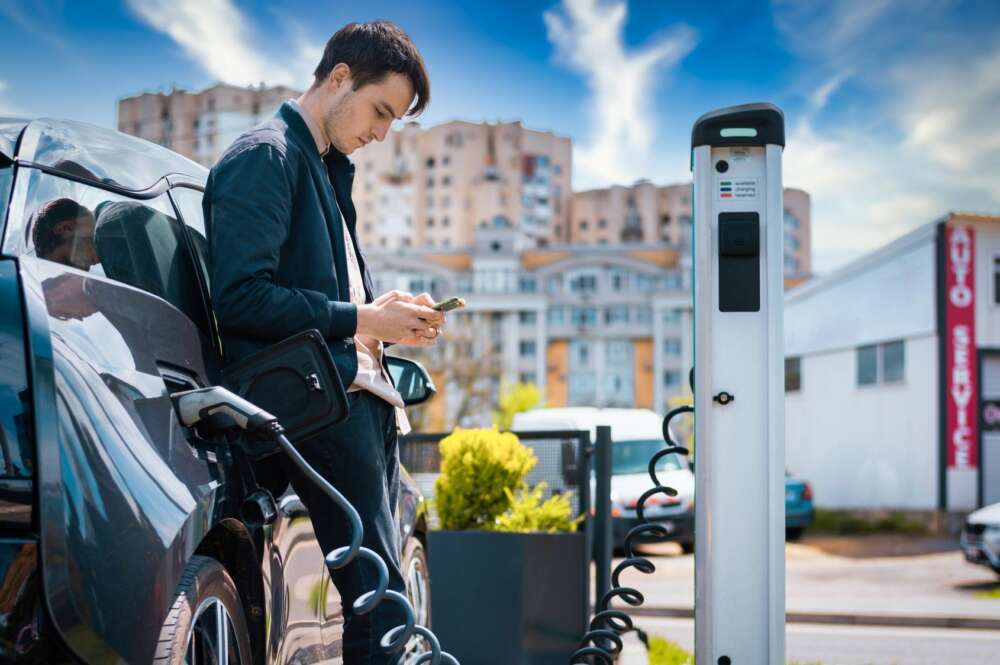 El coche eléctrico permite reducir la contaminación y el ruido. Foto: Freepik.