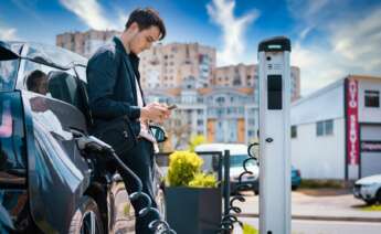 El coche eléctrico permite reducir la contaminación y el ruido. Foto: Freepik.