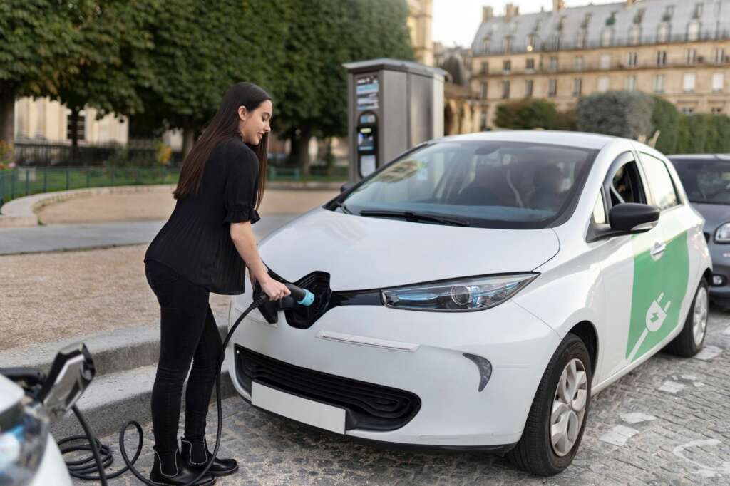 Quienes adquieran un coche eléctrico hasta 2024 podrán acceder a la deducción fiscal. Foto: Freepik.