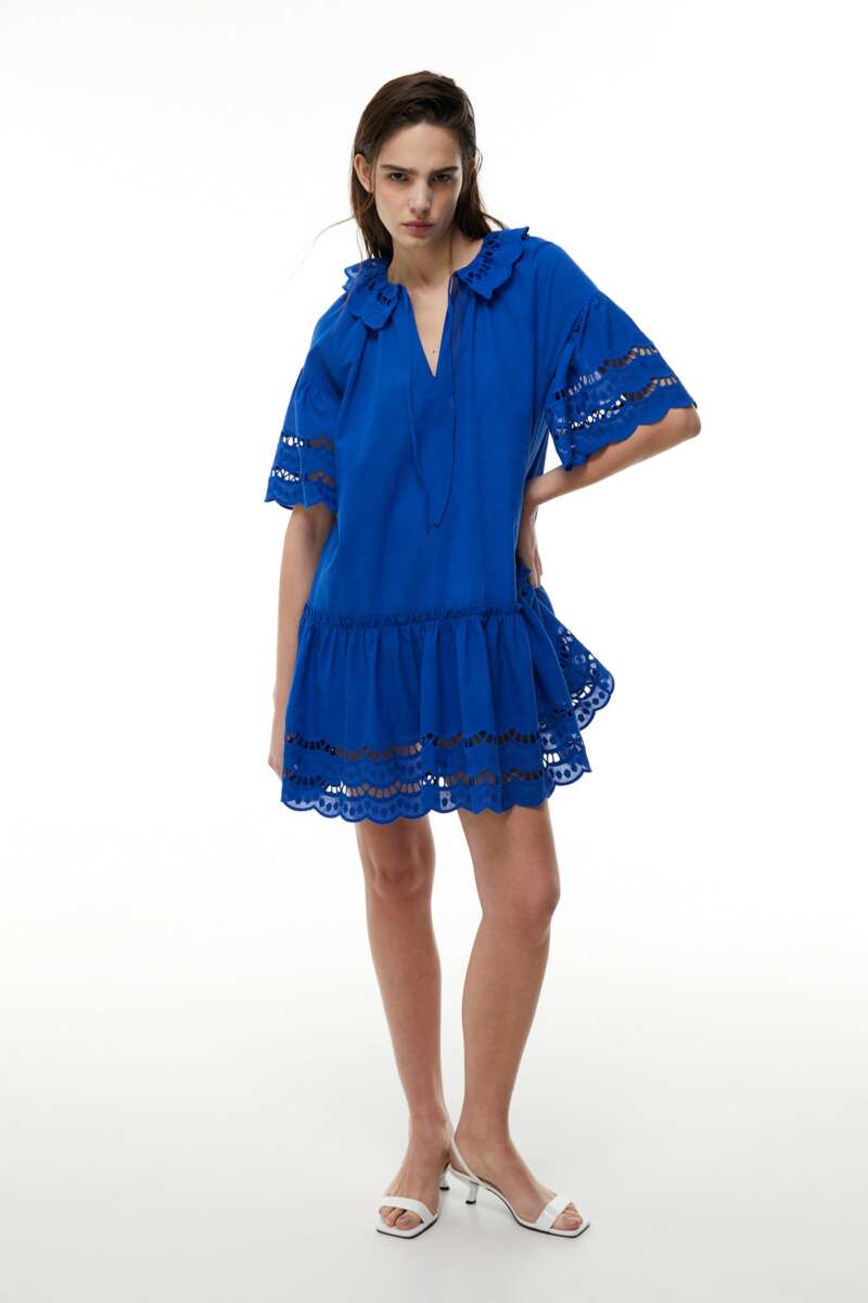 El vestido corto en color azul intenso con detalles troquelados de Sfera