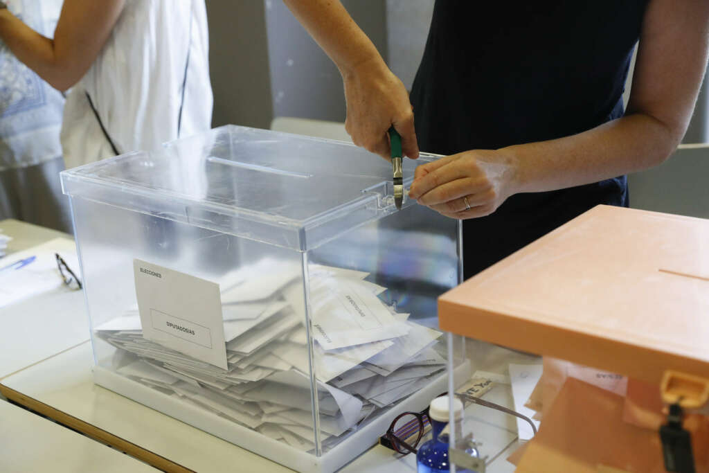 El recuento de votos CERA es público. EFE/J.P. Gandul