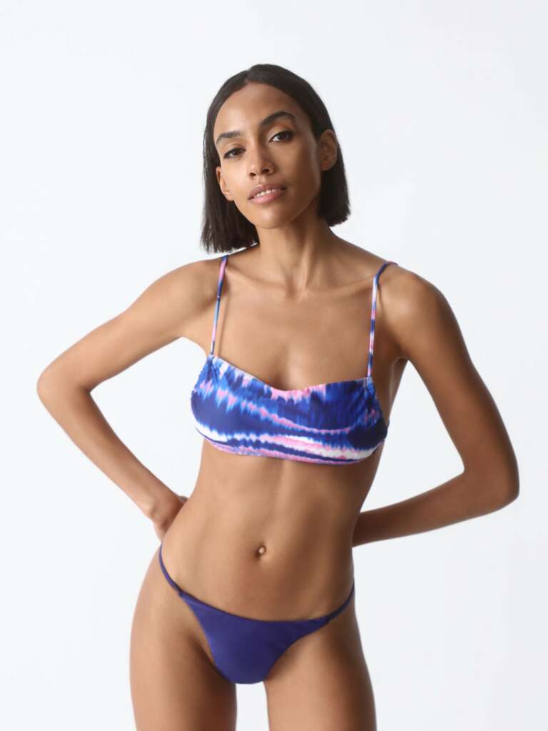 Bikini de dos piezas con top bandeau y estampado tie dye de Lefties