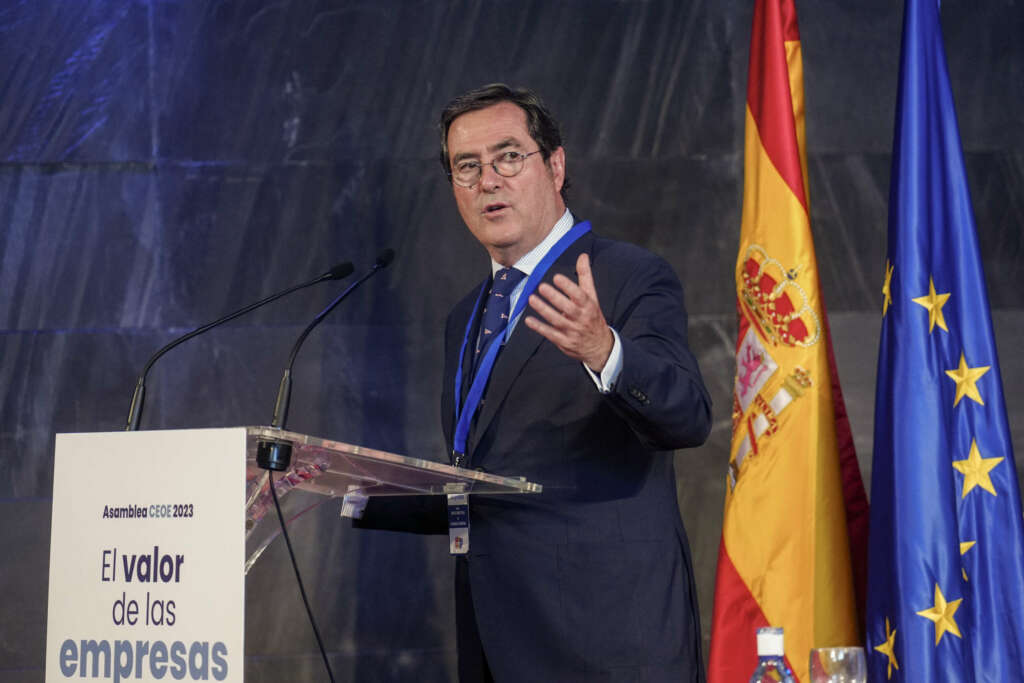 MADRID, 19/07/2023.- Antonio Garamendi, presidente de la Confederación Española de Organizaciones Empresariales (CEOE), interviene en la Asamblea CEOE 2023 que se celebra este miércoles en la sede del Comité Olímpico Español (COE), en Madrid. EFE/ Borja Sánchez-Trillo