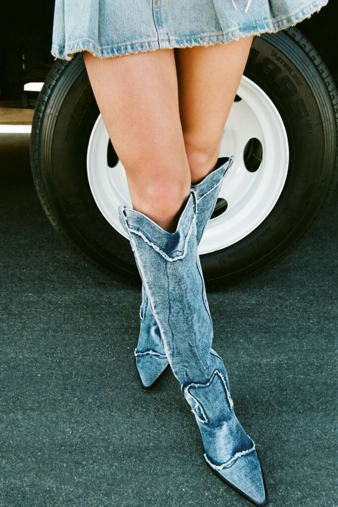 Las botas estilo cowboy en tejido denim de Zara.
