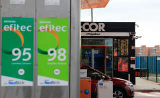 Detalle de los precios del combustible en una gasolinera en Madrid. EFE/ Zipi