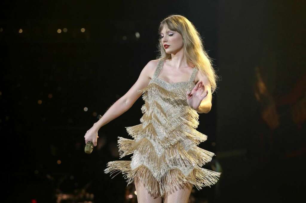 Taylor Swift con vestido dorado de flecos 