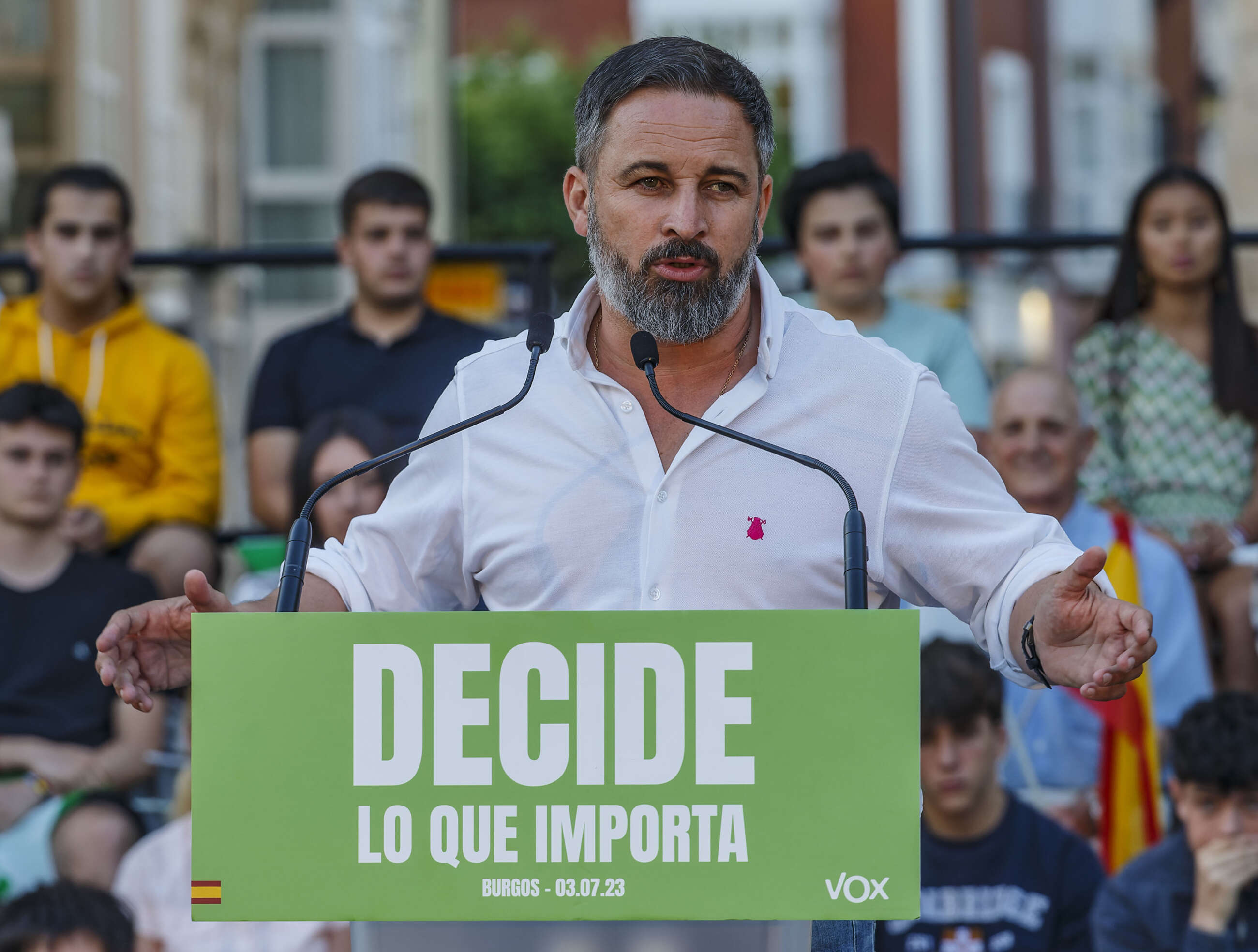Santiago abascal top sin camiseta