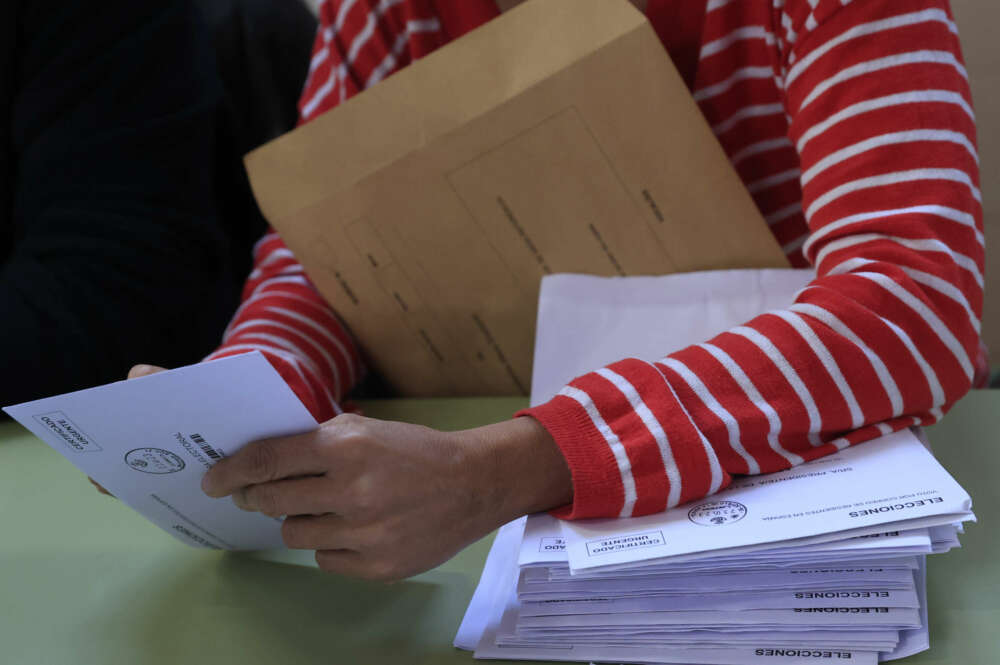 Un miembro de una mesa electoral procede al recuento de votos. EFE / Zipi Aragón