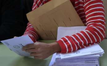 Un miembro de una mesa electoral procede al recuento de votos. EFE / Zipi Aragón