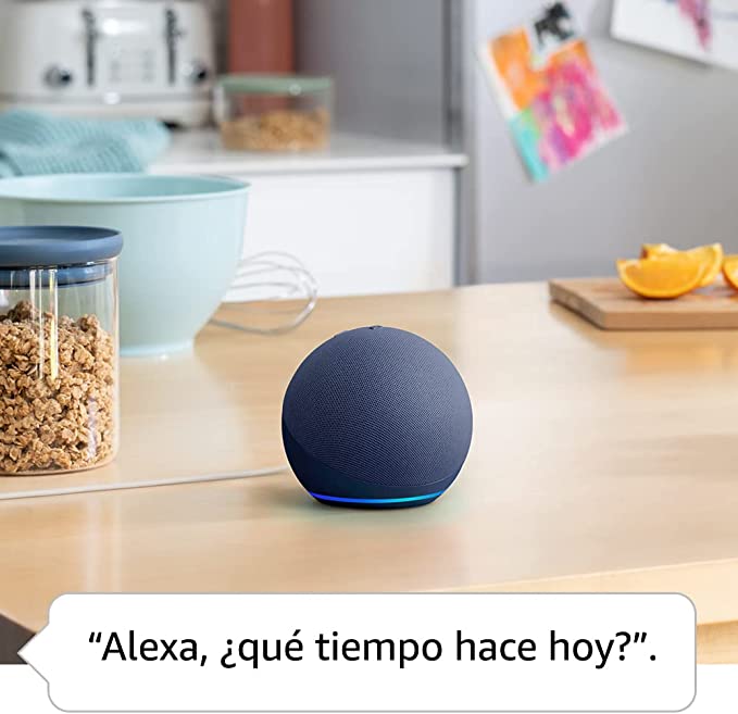 Altavoz inteligente con Alexa, Echo Dot, sobre una mesa 
