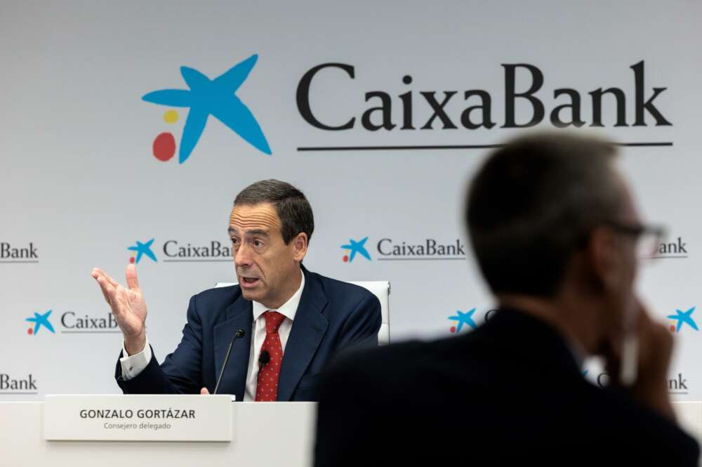 El consejero delegado de CaixaBank, Gonzalo Cortázar, da a conocer sus resultados financieros correspondientes al primer semestre del año. EFE/Biel Aliño