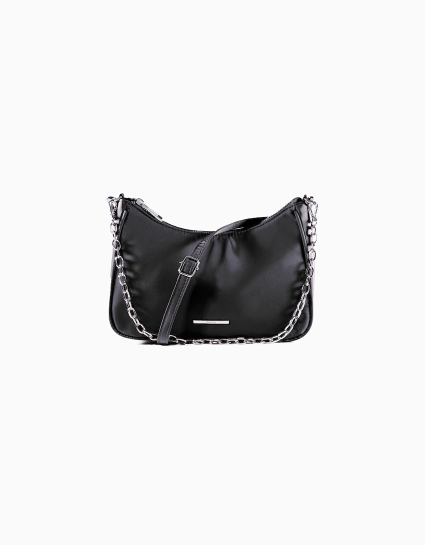 Bolso negro con cadena
