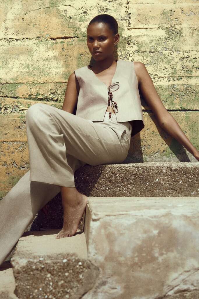 El conjunto de lino con chaleco y pantalón en tono beige de Zara