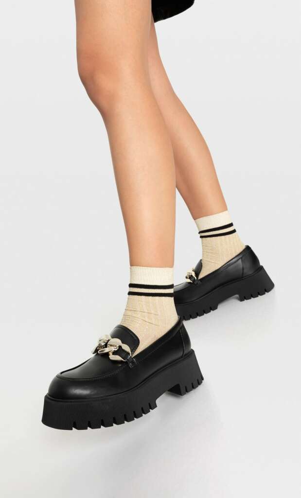 Mocasines con cadena y calcetines de Stradivarius